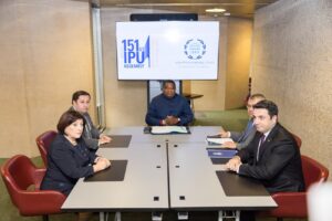 IPU Secretary General Martin Chungong with the Speaker of the Azgayin Zhoghov (National Assembly of Armenia), Mr. Alen Simonyan, and the Speaker of the Milli Mejlis (National Assembly of Azerbaijan), Ms. Sahiba Gafarova. © IPU