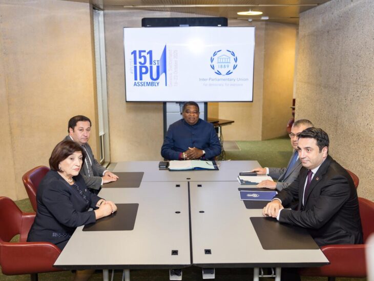 IPU Secretary General Martin Chungong with the Speaker of the Azgayin Zhoghov (National Assembly of Armenia), Mr. Alen Simonyan, and the Speaker of the Milli Mejlis (National Assembly of Azerbaijan), Ms. Sahiba Gafarova. © IPU