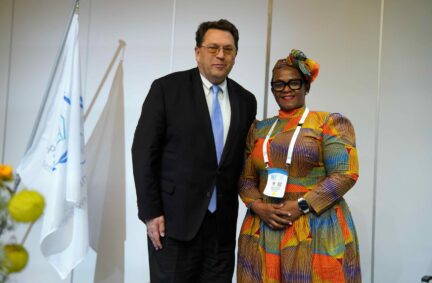 Geneva declaration presented by MPs Helen Pushie Manyeneng (Botswana) and Laurent Wehrli (Switzerland) © IPU / Lucien Fortunati
