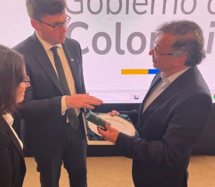 Leader of the delegation, Dan Carden MP, gifting President Petro a BGIPU decorative plate