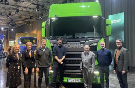 The delegation was given a tour around the Scania museum in Södertälje.