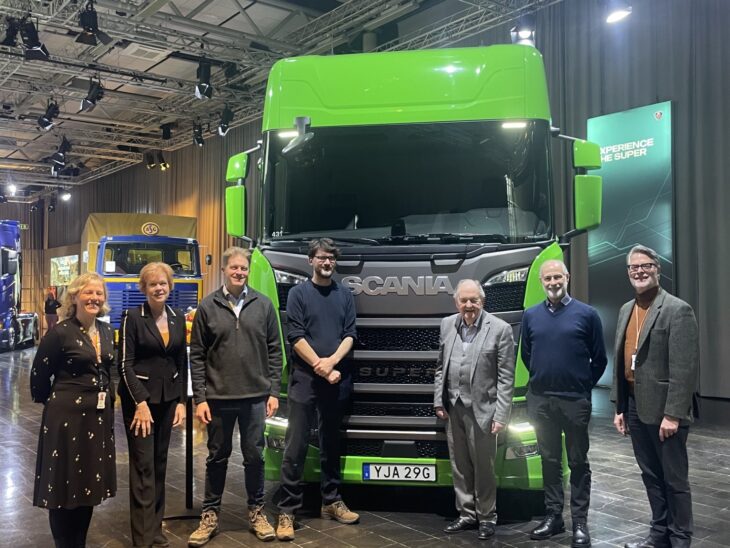 The delegation was given a tour around the Scania museum in Södertälje.