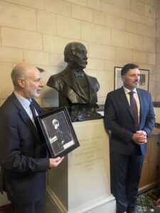 The heads of the British and French delegations, Fabian Hamilton MP and Senator Xavier Iacovelli, recall the historic legacies of the IPU founders, Sir William Randal Cremer MP and Frederic Passy which meeting in the IPU Room
