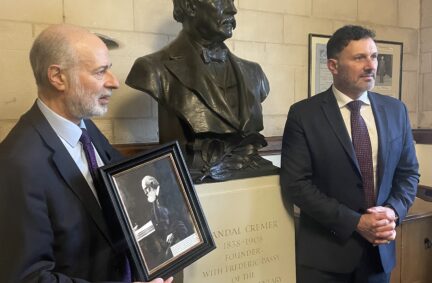 The heads of the British and French delegations, Fabian Hamilton MP and Senator Xavier Iacovelli, recall the historic legacies of the IPU founders, Sir William Randal Cremer MP and Frederic Passy which meeting in the IPU Room