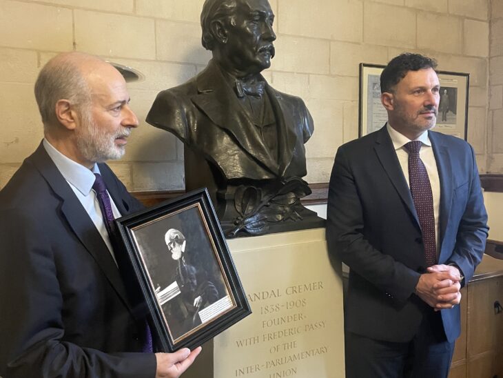 The heads of the British and French delegations, Fabian Hamilton MP and Senator Xavier Iacovelli, recall the historic legacies of the IPU founders, Sir William Randal Cremer MP and Frederic Passy which meeting in the IPU Room