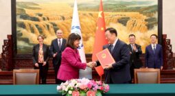 Anda Filip, IPU Secretary General, and Liu Qi, Secretary General of the Standing Committee of the National People's Congress of China (NPC) sign the donation agreement. © NPC