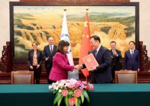 Anda Filip, IPU Secretary General, and Liu Qi, Secretary General of the Standing Committee of the National People's Congress of China (NPC) sign the donation agreement. © NPC