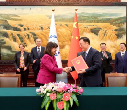 Anda Filip, IPU Secretary General, and Liu Qi, Secretary General of the Standing Committee of the National People's Congress of China (NPC) sign the donation agreement. © NPC