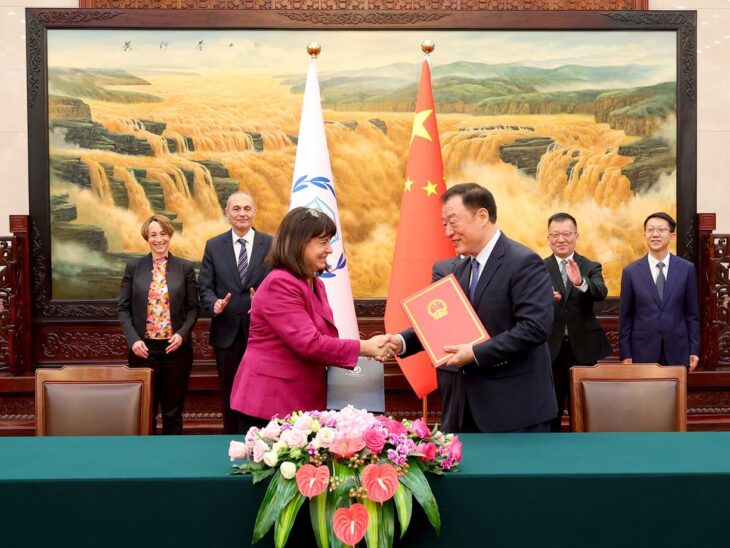 Anda Filip, IPU Secretary General, and Liu Qi, Secretary General of the Standing Committee of the National People's Congress of China (NPC) sign the donation agreement. © NPC