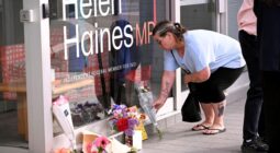 A woman places flowers outside the office of Australian politician Helen Haines in Wangaratta. ©William West / AFP