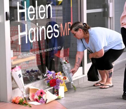 A woman places flowers outside the office of Australian politician Helen Haines in Wangaratta. ©William West / AFP
