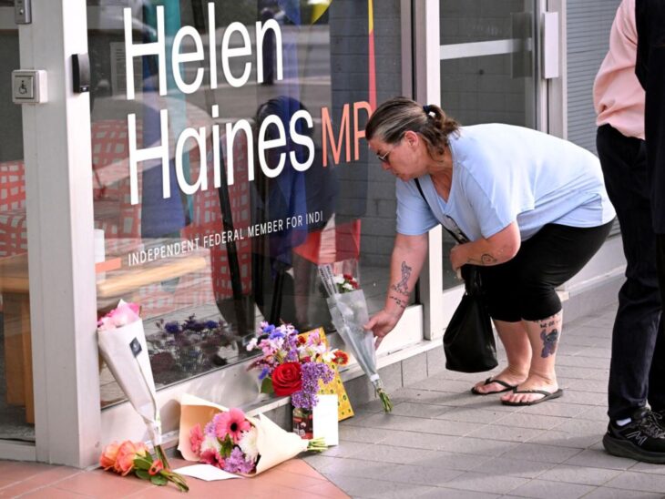 A woman places flowers outside the office of Australian politician Helen Haines in Wangaratta. ©William West / AFP
